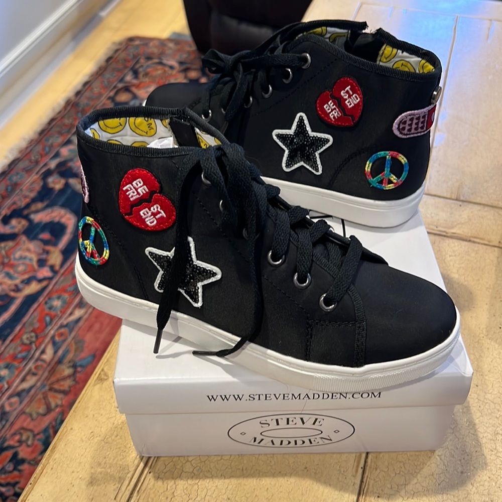 Brand new in box Steve Madden zip up high top sneakers with patches. Size 4